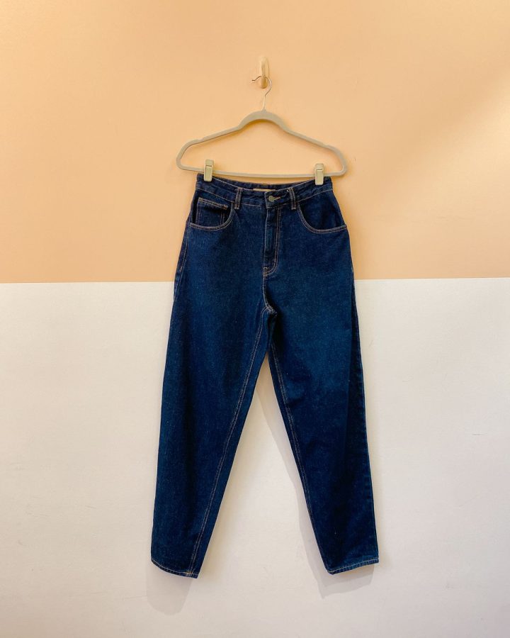 Calça jeans escura Carol Bassi 38