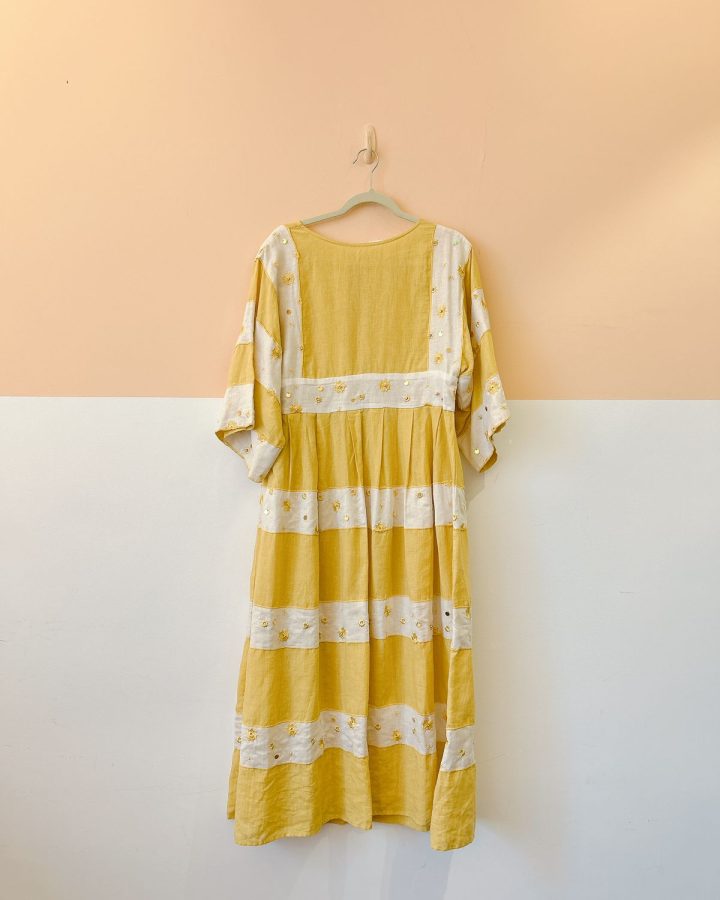 Vestido amarelo e off bordados Wai Wai + Betina de Luca M