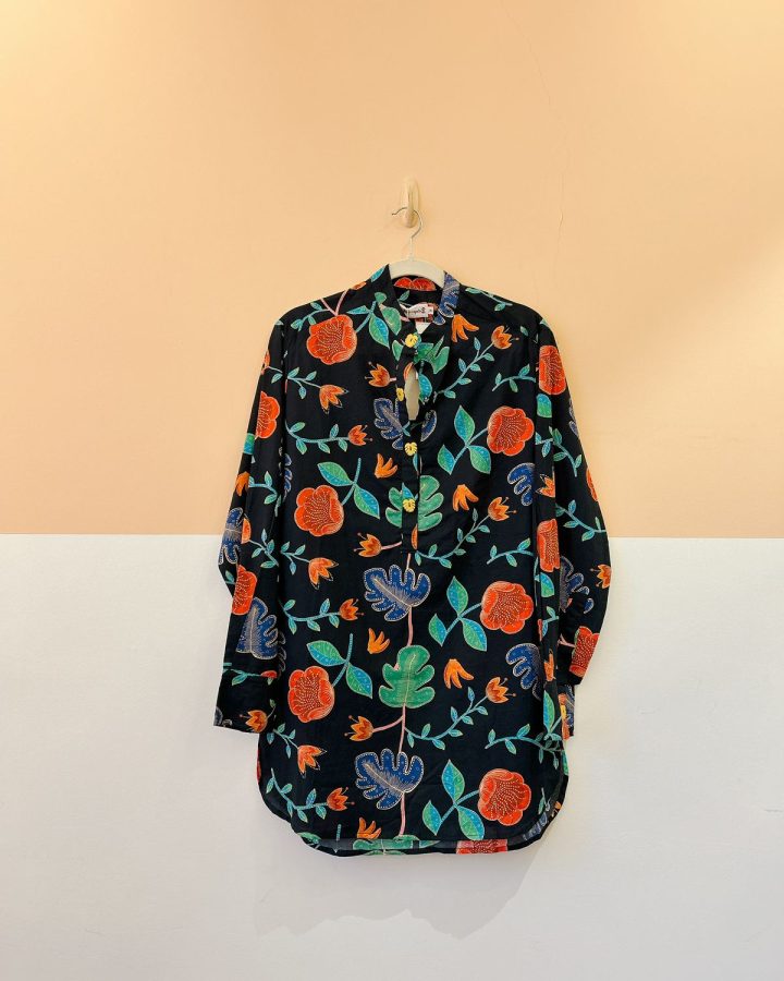 Camisa preta flores Isabela Capeto 38