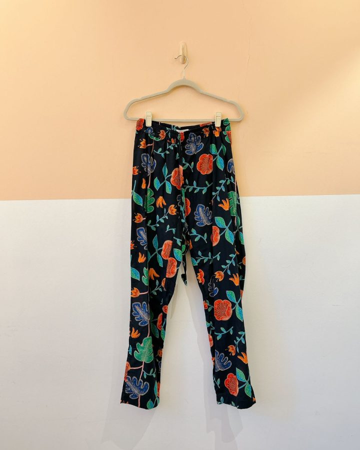 Calça preta flores Isabela Capeto 38