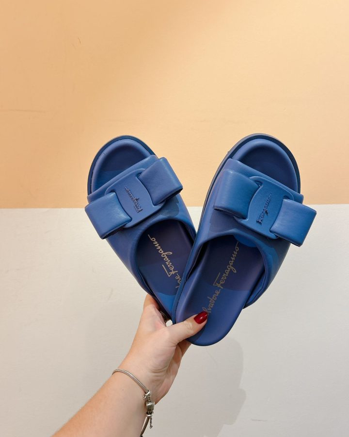 Sandália azul laço Ferragamo 36