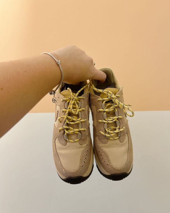 Tênis bege Nike Air 34