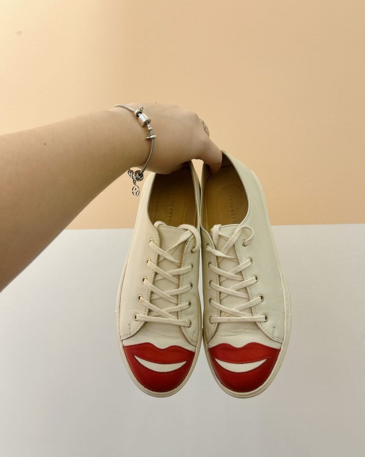 Tênis branco detalhe boca Charlotte Olympia 36