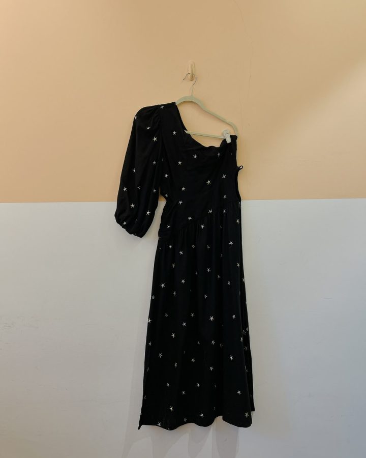 Vestido ombro só preto estrelas Dress To M