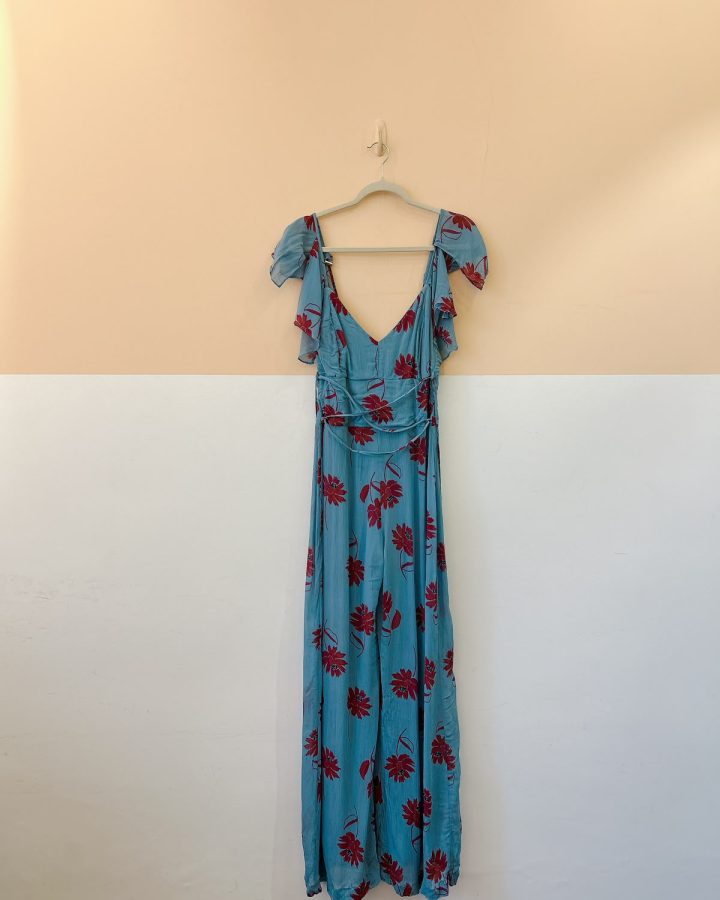 Macacão azul flores vermelhas Maria Filó g