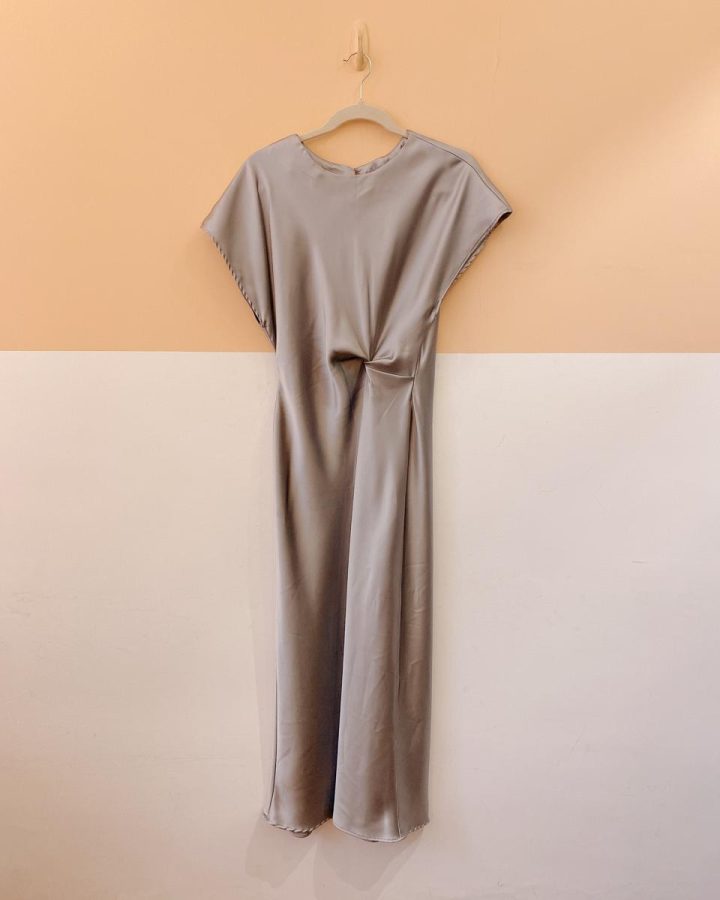 Vestido acetinado cinza Zara M