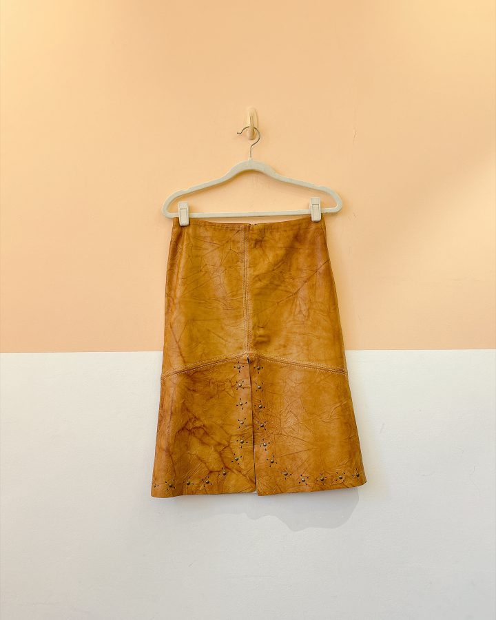 Saia midi marrom couro tachas P