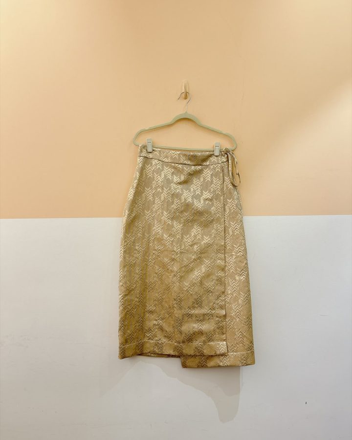 Saia midi envelope dourada textura Fernanda Di Biase P