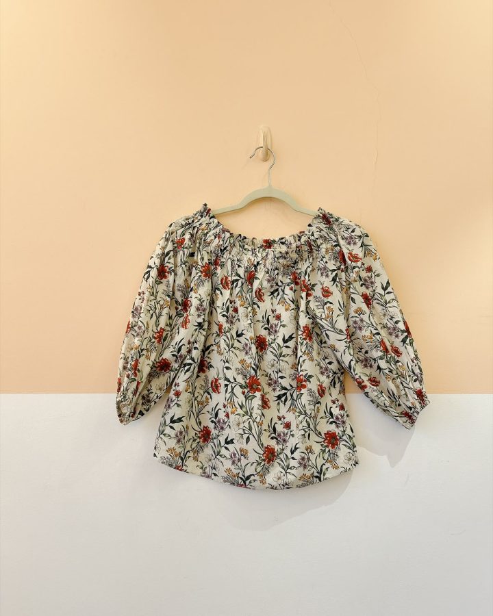 Blusa off flores Leeloo P