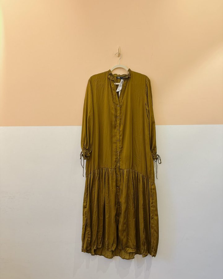 Vestido fluído acetinado verde Zara P