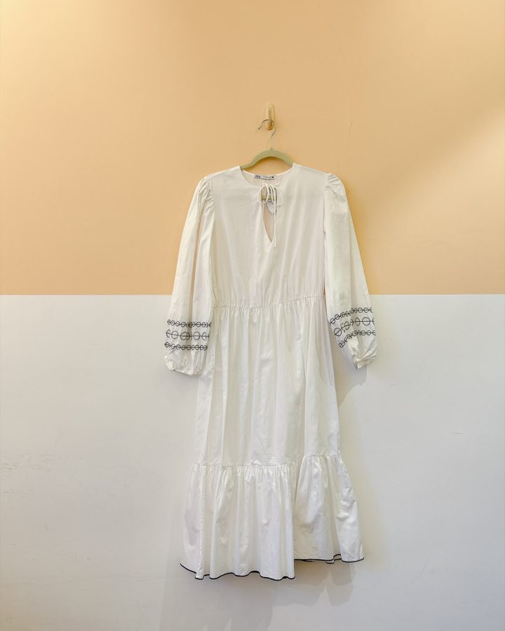 Vestido branco mangas bordadas Zara P