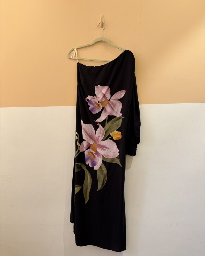 Vestido preto ombro só flores Farm G