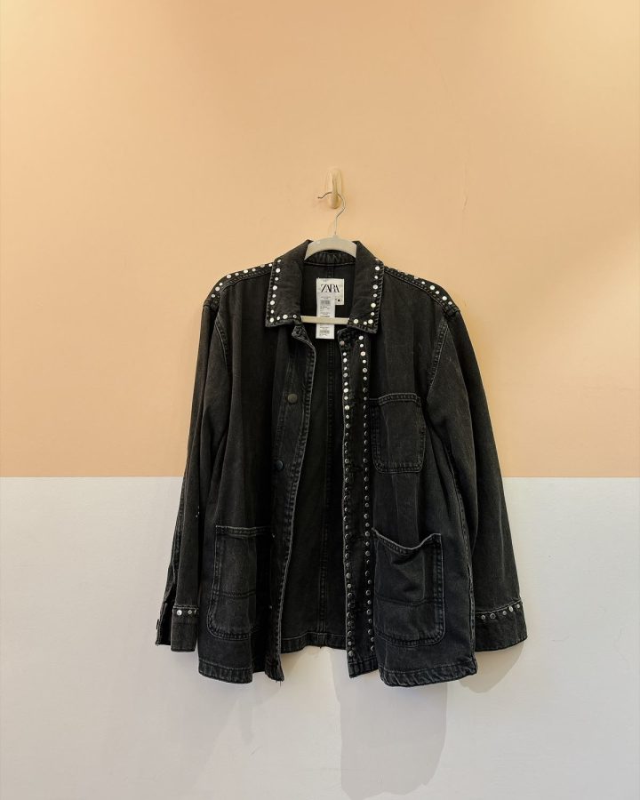 Jaqueta jeans preta tachas Zara PP