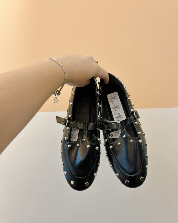 Sapato preto tachas Renner 37