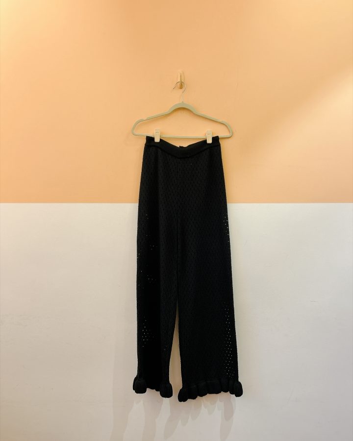 Calça preta tricot furinhos P