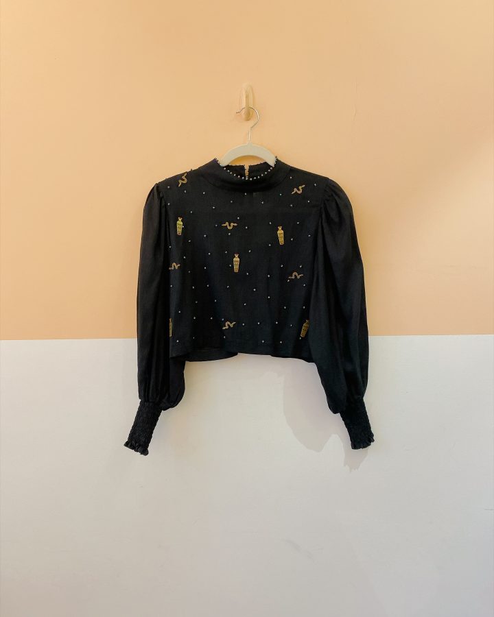Blusa preta aplicações Valônia Veras P