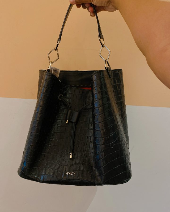 Bolsa bucket grande preta Schutz