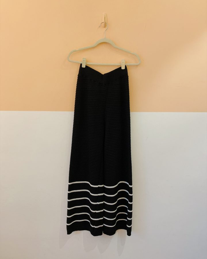 Calça tricot preta barra listrada Renner P
