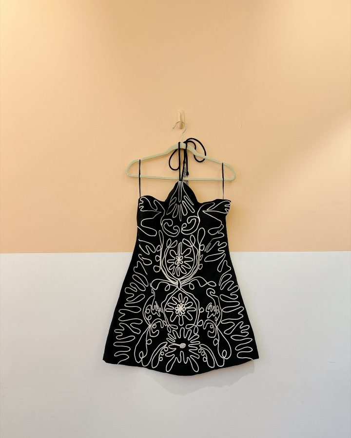 Vestido preto bordados branco Renner M